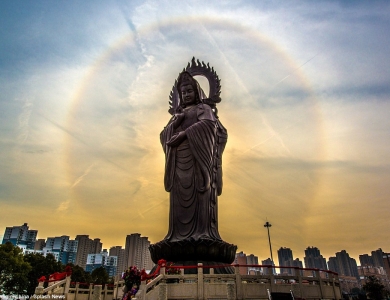 Người dân ngỡ ngàng trước vầng hào quang tỏa sáng quanh bức tượng Quan Thế Âm Bồ Tát