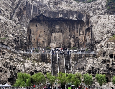 Hang đá chứa hơn 100.000 tượng Phật tại Trung Quốc